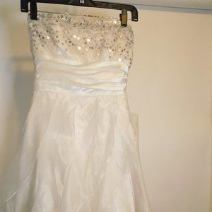 Masquerade White Formal Dress 5/6	CL3440	0520